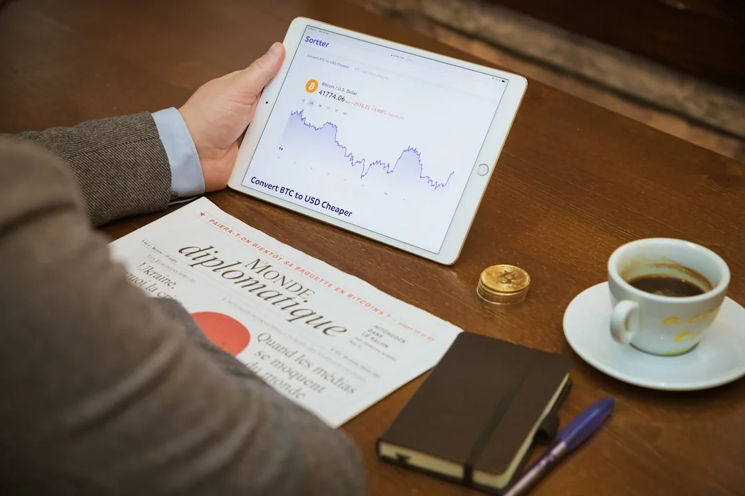 Vue détaillée des mots Marketing Plan imprimés sur du papier brun, sur un thème conceptuel et professionnel.